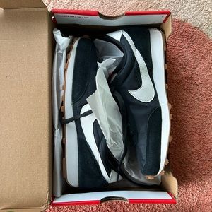 Nike Women’s Daybreak - Black/White